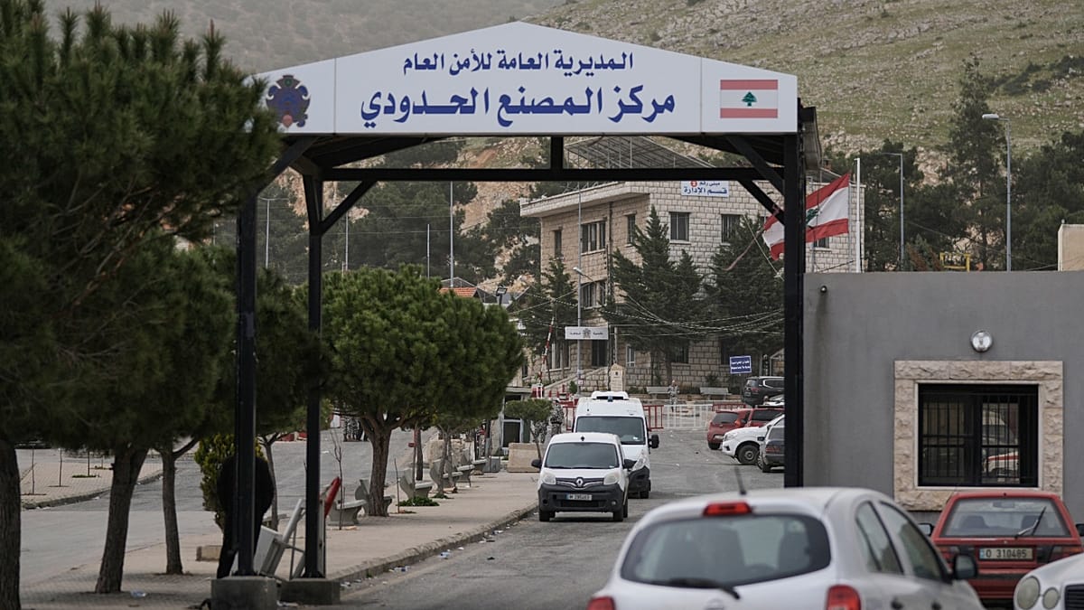 Syrians pay up to 60 times official fees to cross into Lebanon