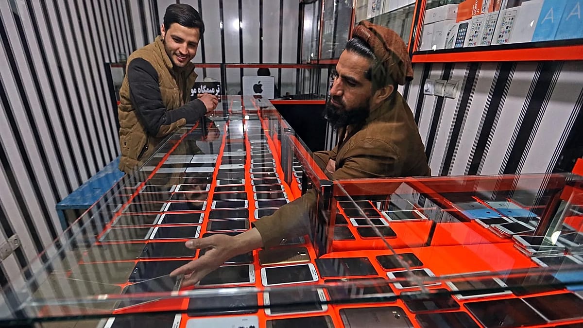 Taliban Bans Smartphones for Afghan Government Employees, Threatens Prison