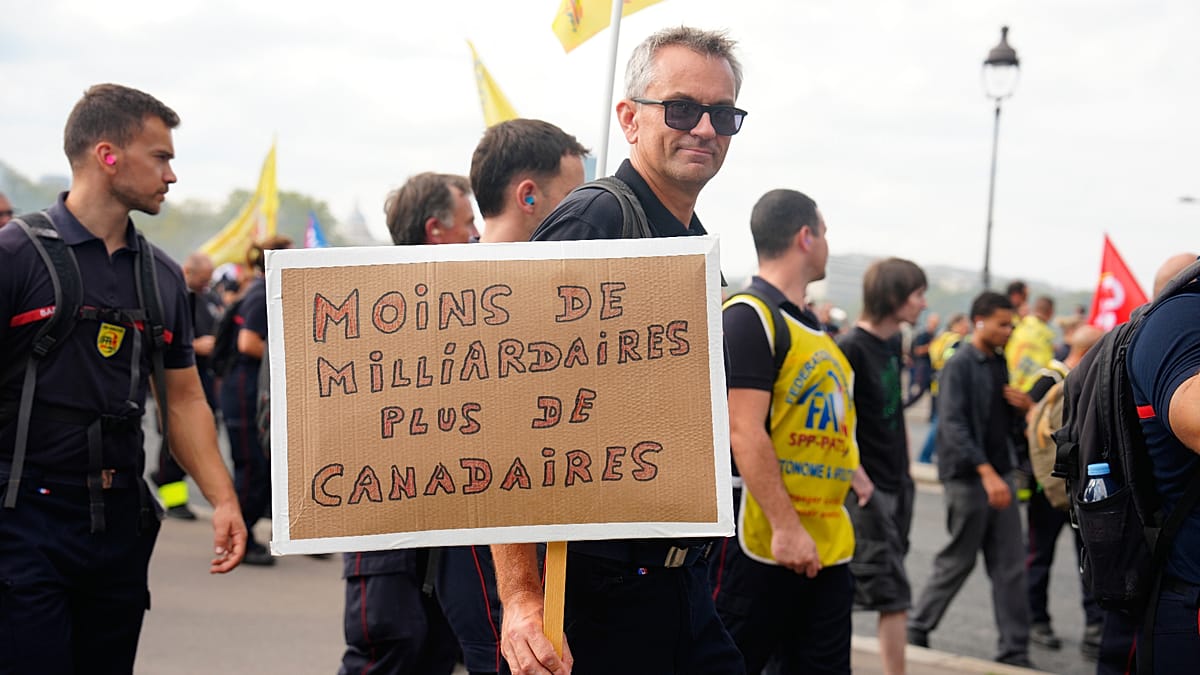 Thousands of French firefighters march in Paris for more resources