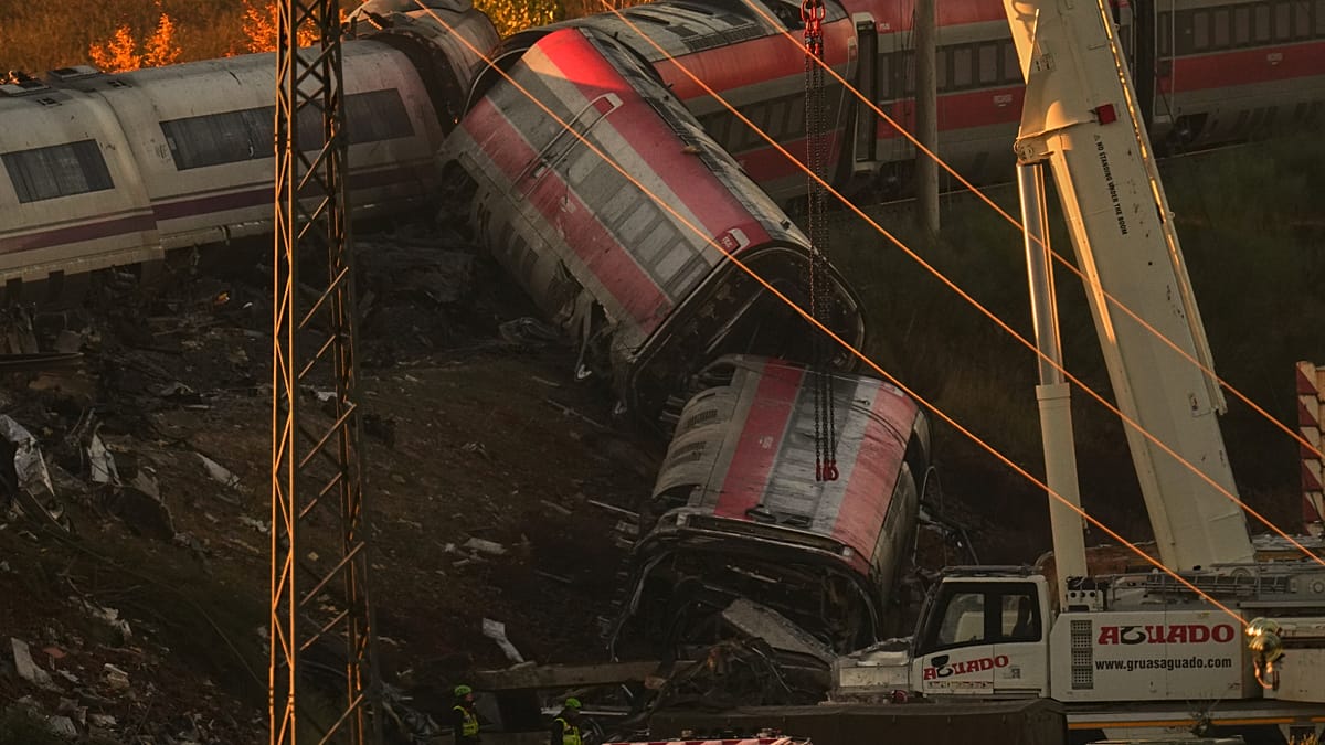Toledo train crash: cranes clear wreckage as rescuers work through the night