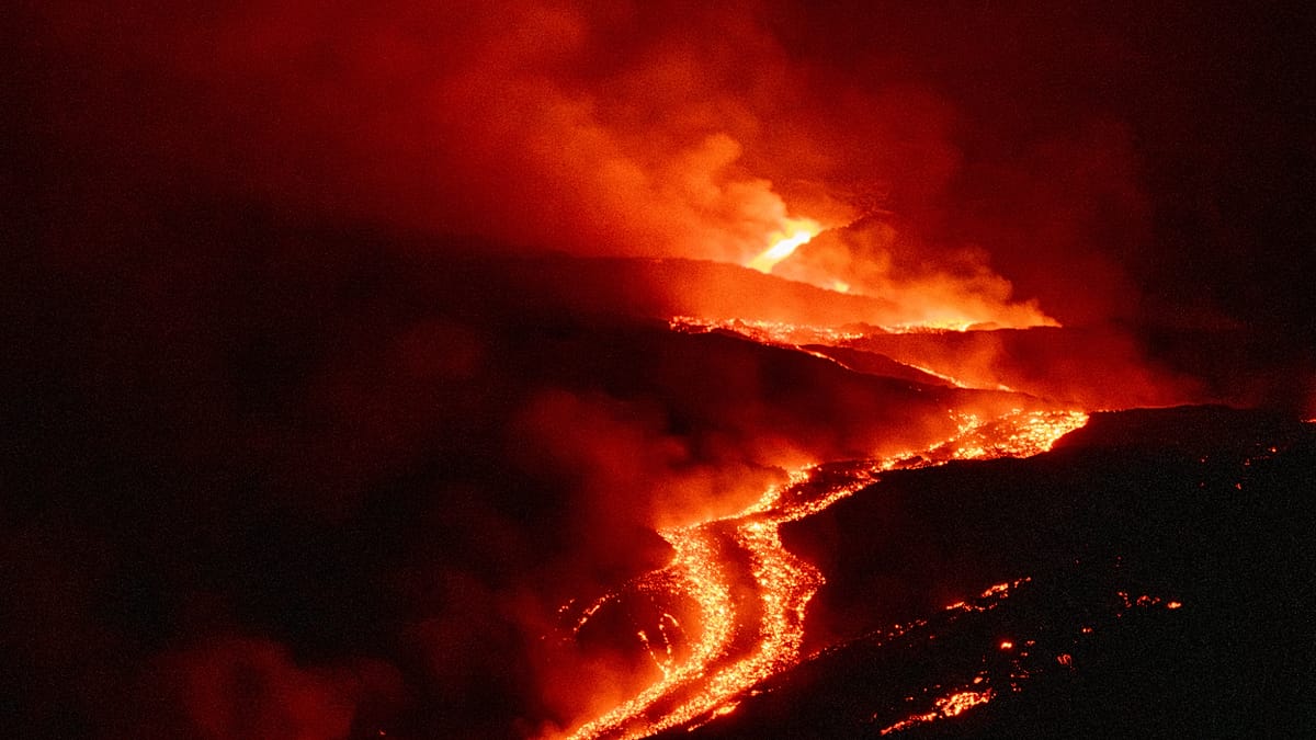 Tourists defy warnings to watch Etna's rare eruption