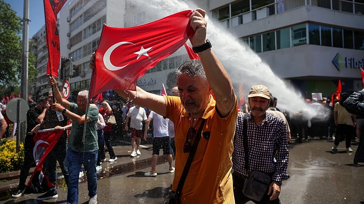 Turkish Police Fire Water Cannon to Block CHP Rally in Izmir