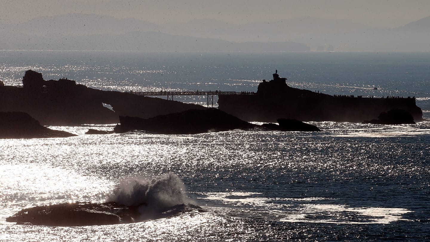 Two Dead, Dozens Rescued as Riptides Batter France's Atlantic Coast