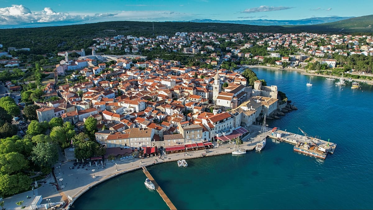 Two Portuguese tourists rescued, two still missing off Croatia's Adriatic coast