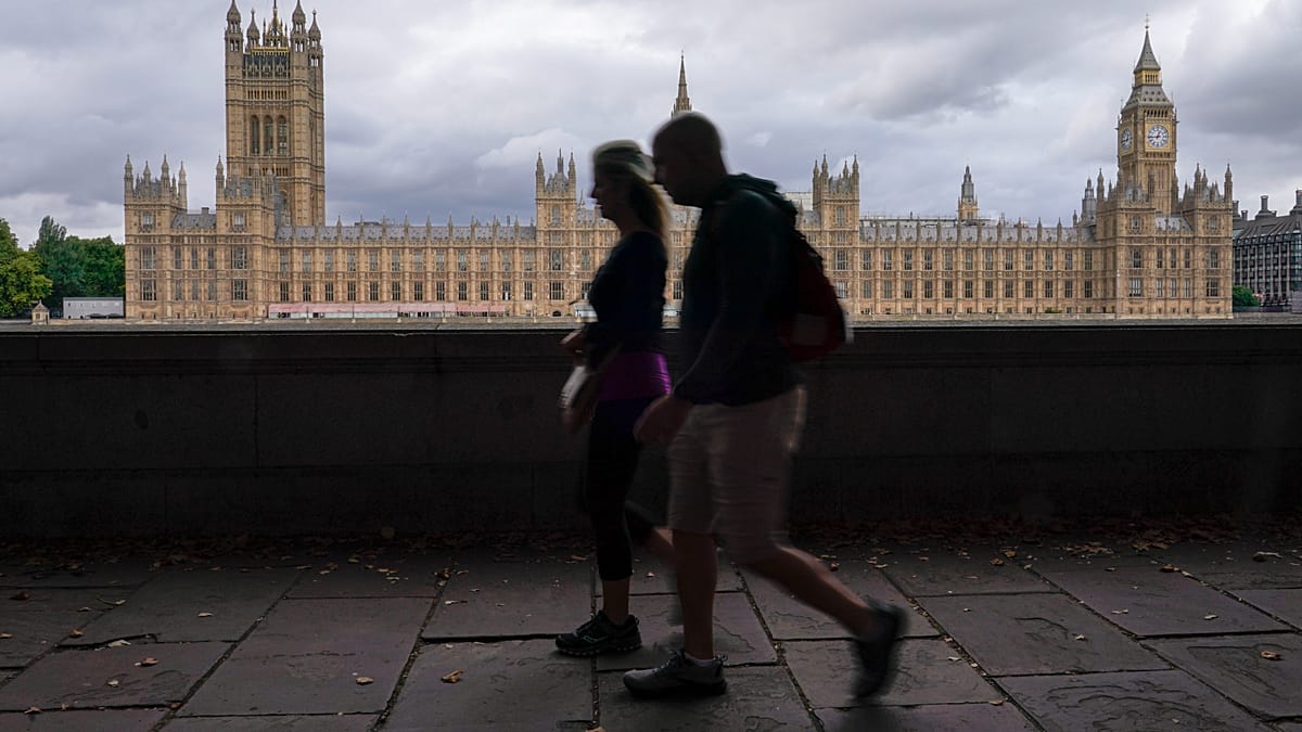 UK 30-Year Gilt Yields Hit 1998 Highs as Political Turmoil Rattles Investors