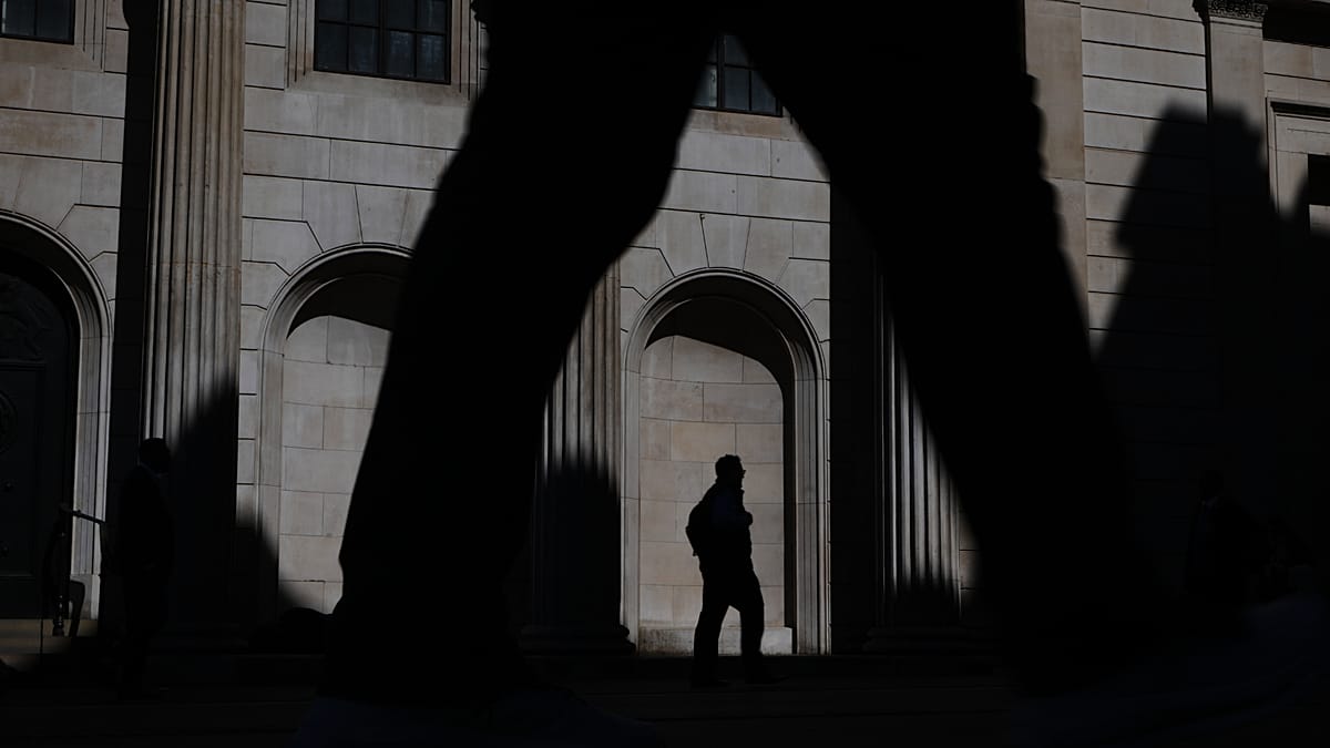 UK Economy Shrinks in April as Iran Conflict Drives Energy Costs Higher