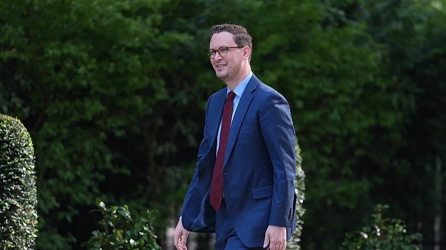 UK Minister Rules Out Leadership Bid as Burnham Strengthens Grip on Labour