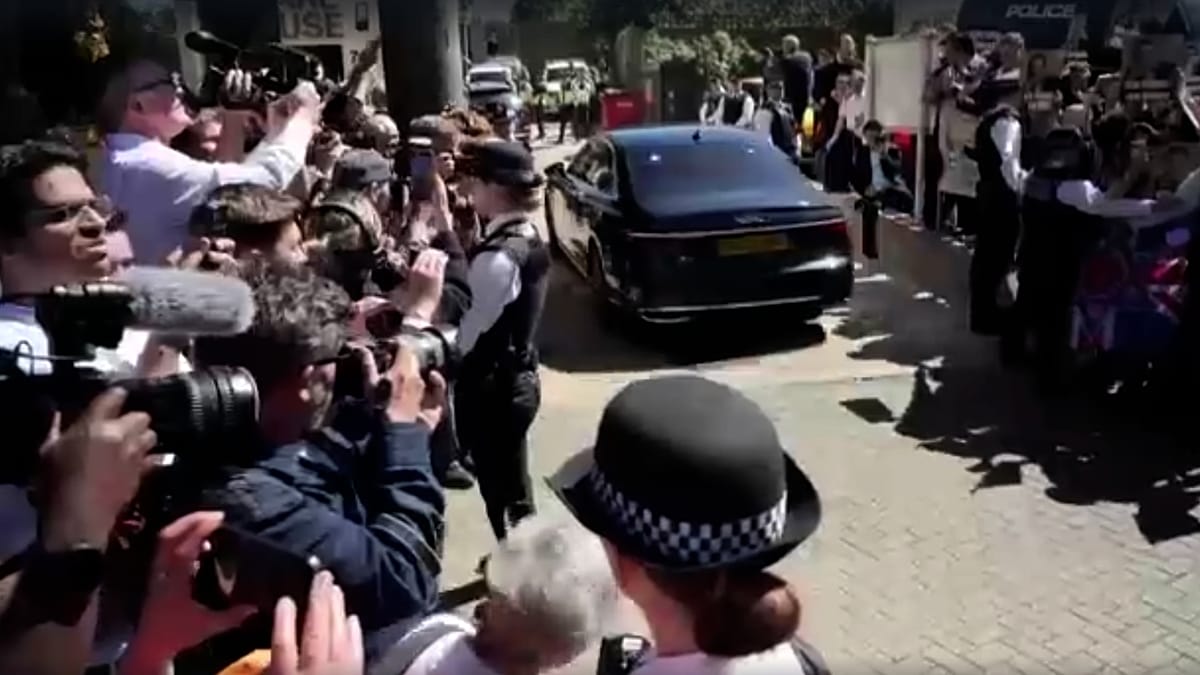 UK PM Starmer Heckled at Scene of Antisemitic Stabbing in London