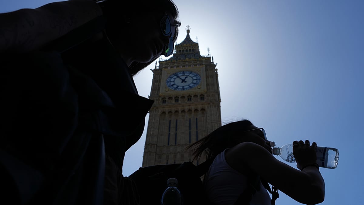 UK Records Hottest May Day as Heat Dome Drives Britons to Beaches and Pools