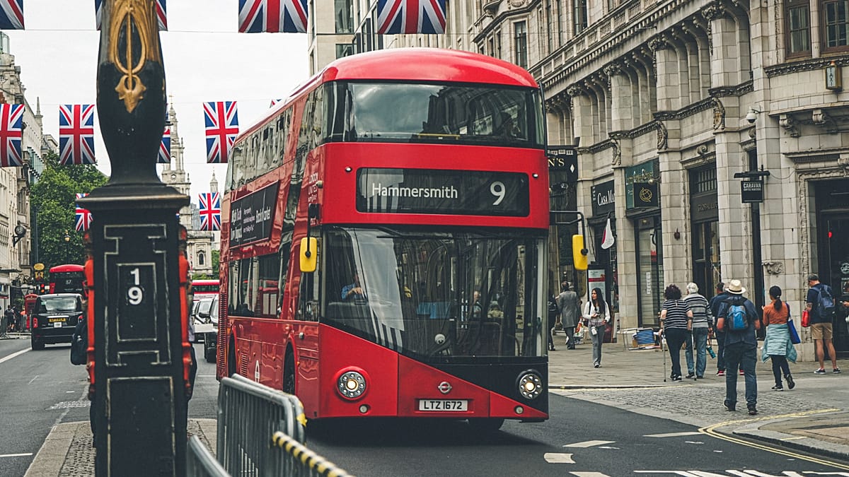 UK wage growth slows as Middle East conflict drives up living costs