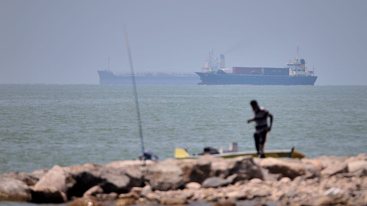 UKMTO Raises Strait of Hormuz Threat Level After Tanker Hit by Projectile
