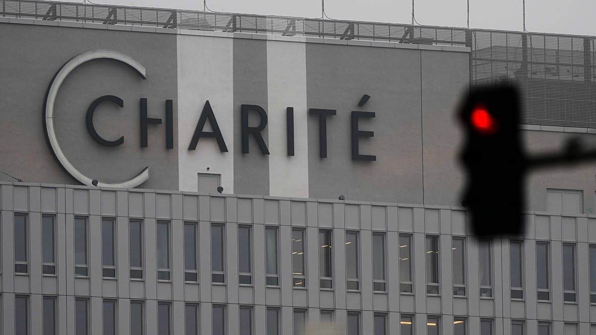 US Doctor Infected with Ebola Arrives at Berlin's Charité for Treatment