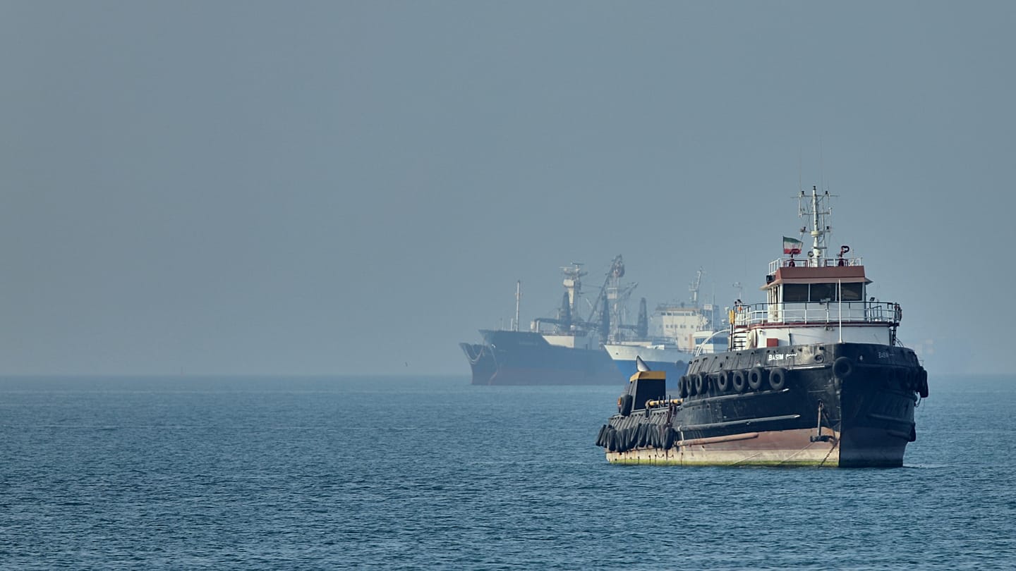 US-Iran Clashes Erupt Near Hormuz as Peace Hopes Dim