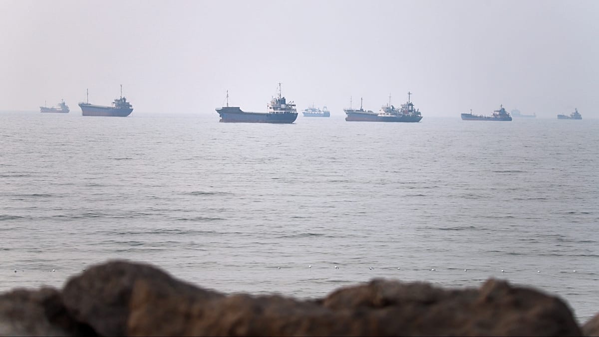 US Strikes Iran for Tenth Night as Tanker Attack Disrupts Strait of Hormuz