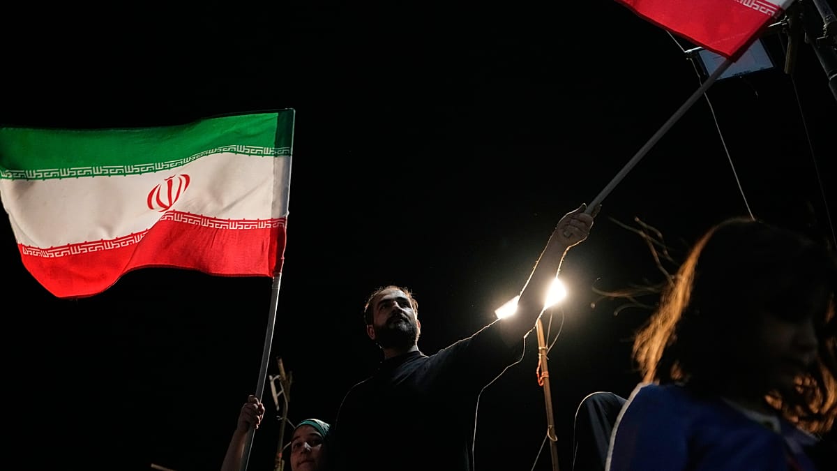 US Strikes Iranian Military Sites as Trump Revises Draft Deal Terms