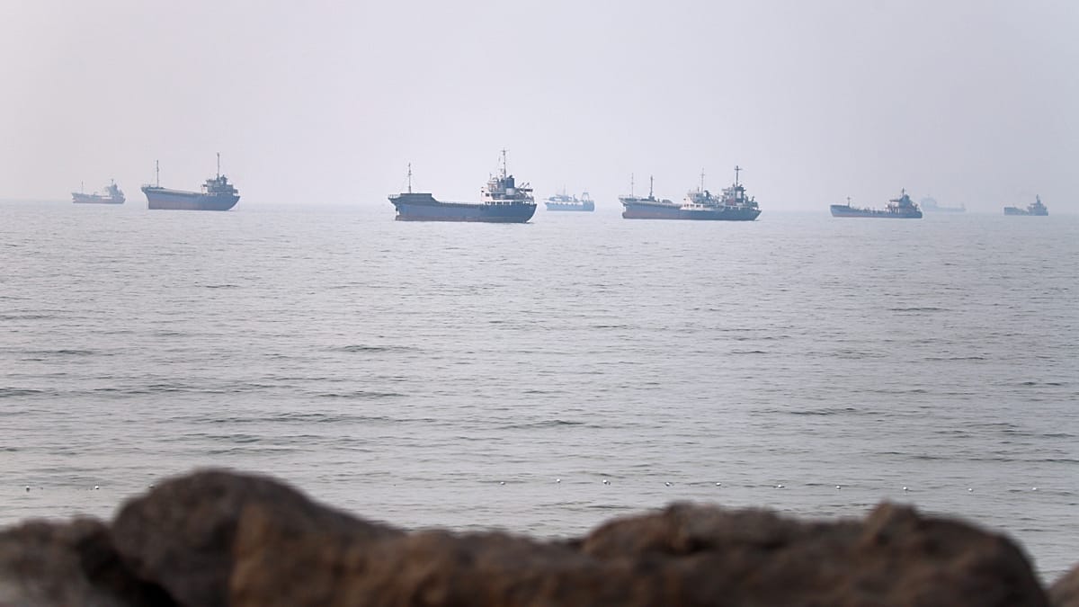 US Strikes Target Southern Iran as Strait of Hormuz Standoff Escalates
