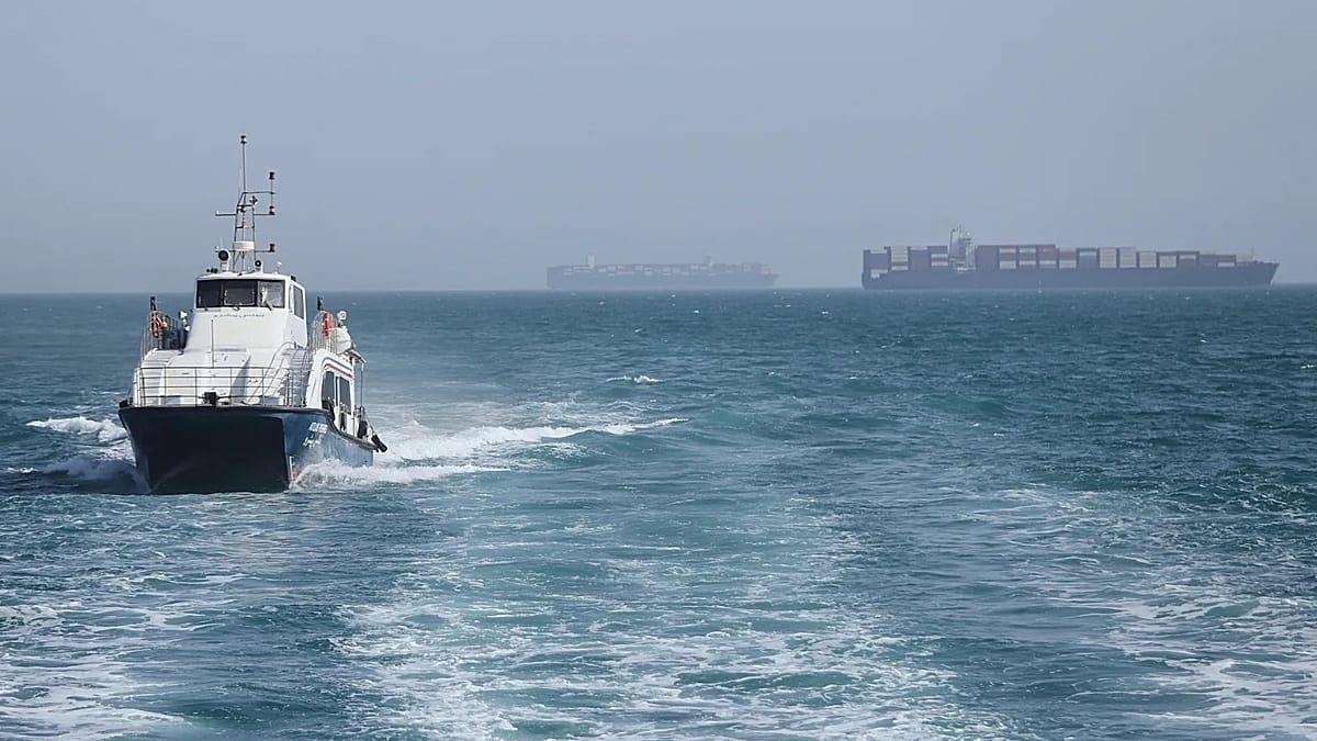 US Warns of 'Devastating' Force Against Iranian Attacks on Strait of Hormuz Shipping