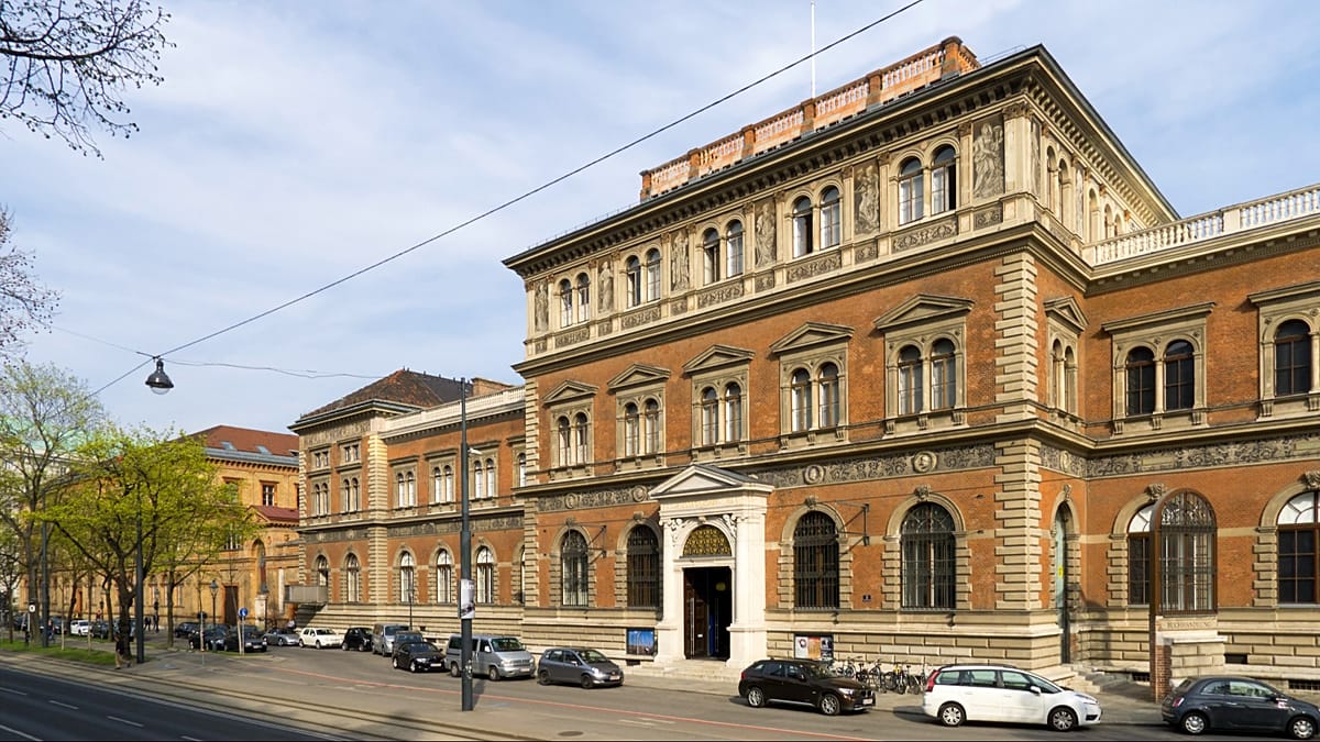 Vienna museum heist: thieves pay entry, smash case, steal diamond necklace