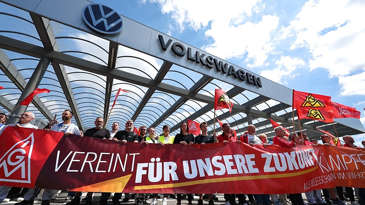 Volkswagen Union Warns of 'Major Conflict' Over 100,000 Job Cuts and Plant Closures