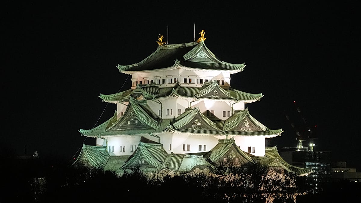 Volunteers pull 400-year-old Hirosaki Castle back into place