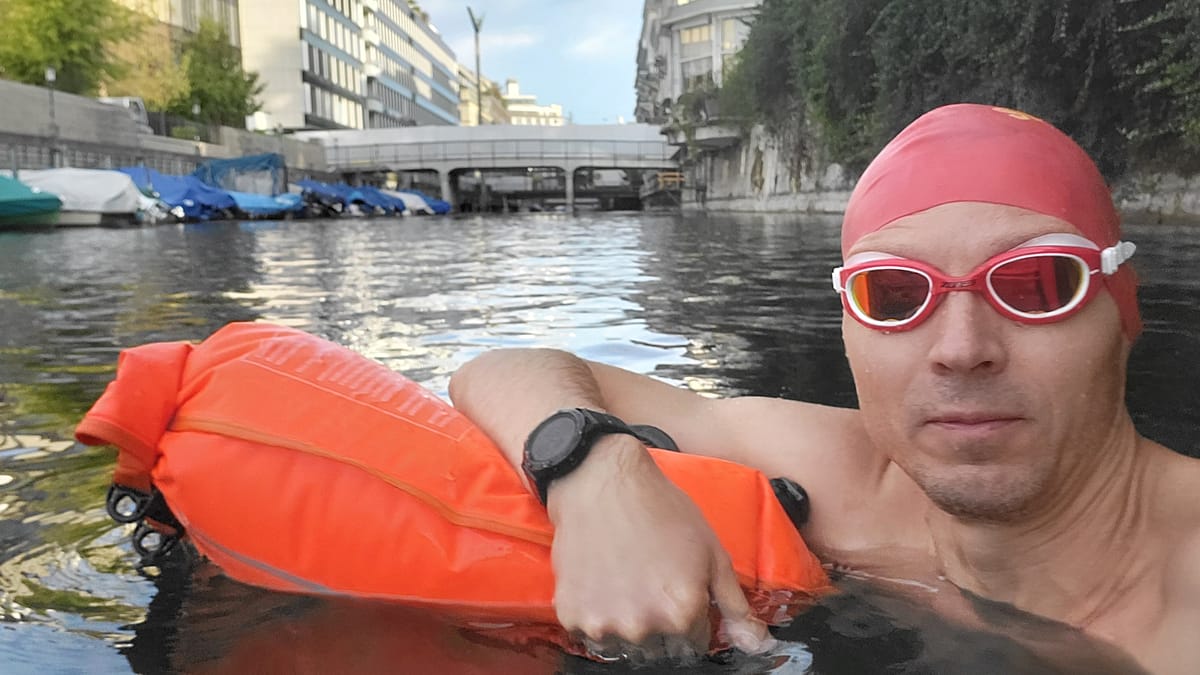 Zürich's IT commuter swims to work and cleans the canal